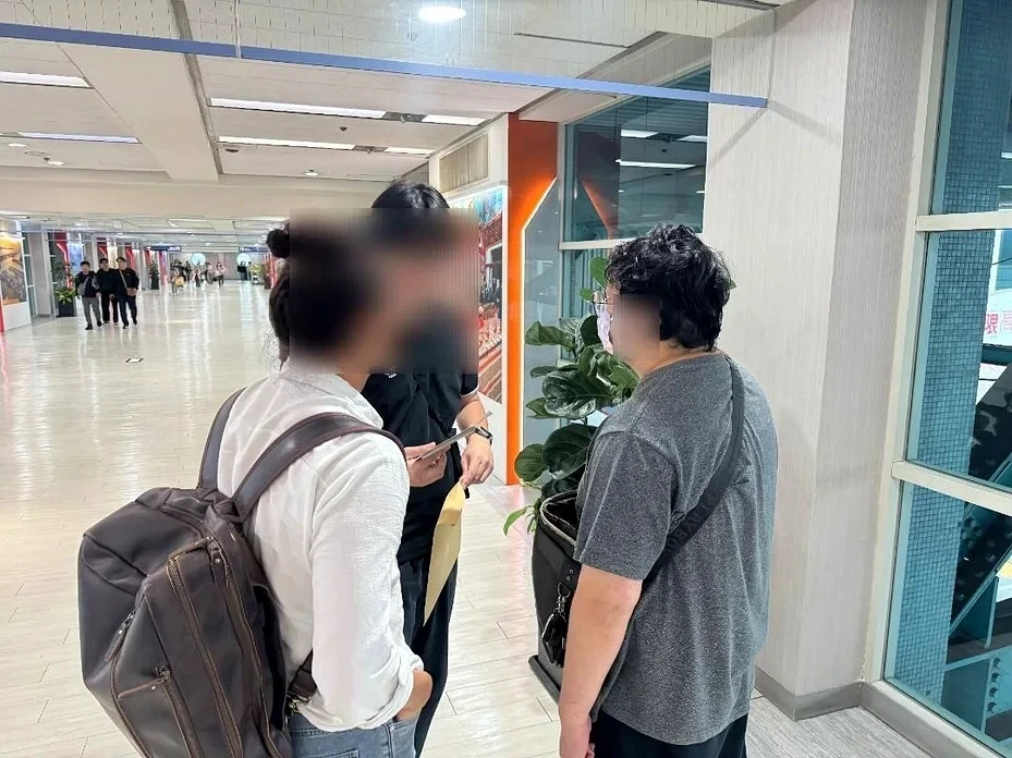死者丈夫(灰衣男)26日被法院裁定羁押禁见。图源:台媒