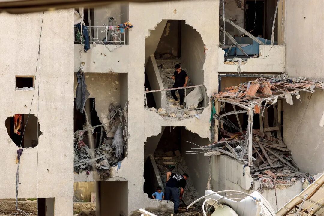 4月18日,黎巴嫩南部,重返的民众在废墟中清理家园。图/视觉中国