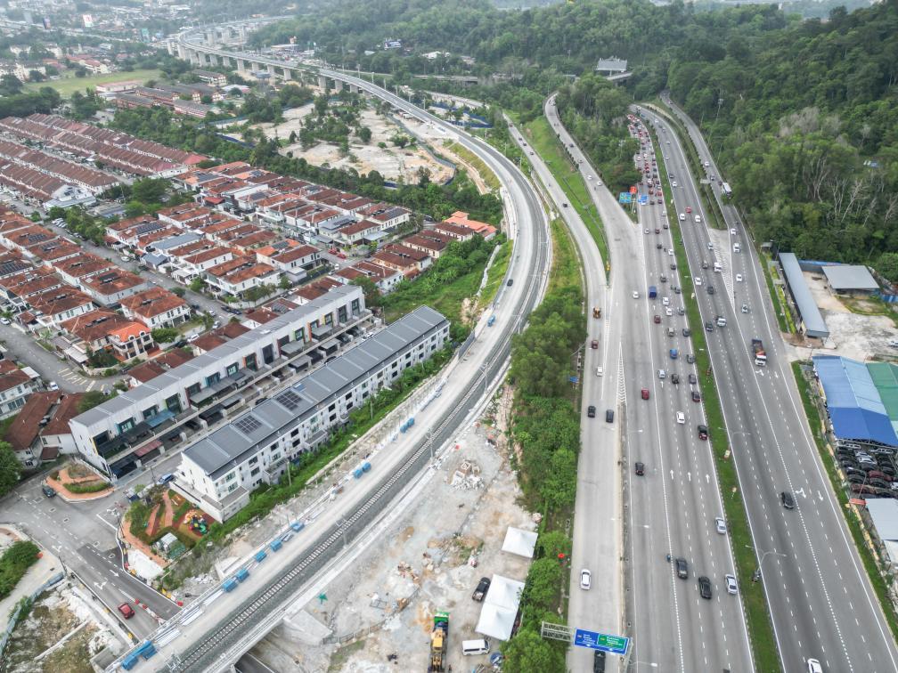 这是2026年3月16日拍摄的马来西亚雪兰莪州鹅唛车站附近的马东铁项目轨道（无人机照片）。新华社记者 陈泽国 摄