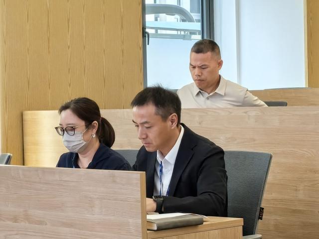 参会人员在会议现场查看手中资料