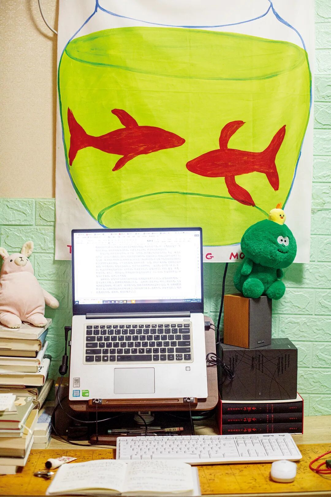 出租屋里的写作角落。