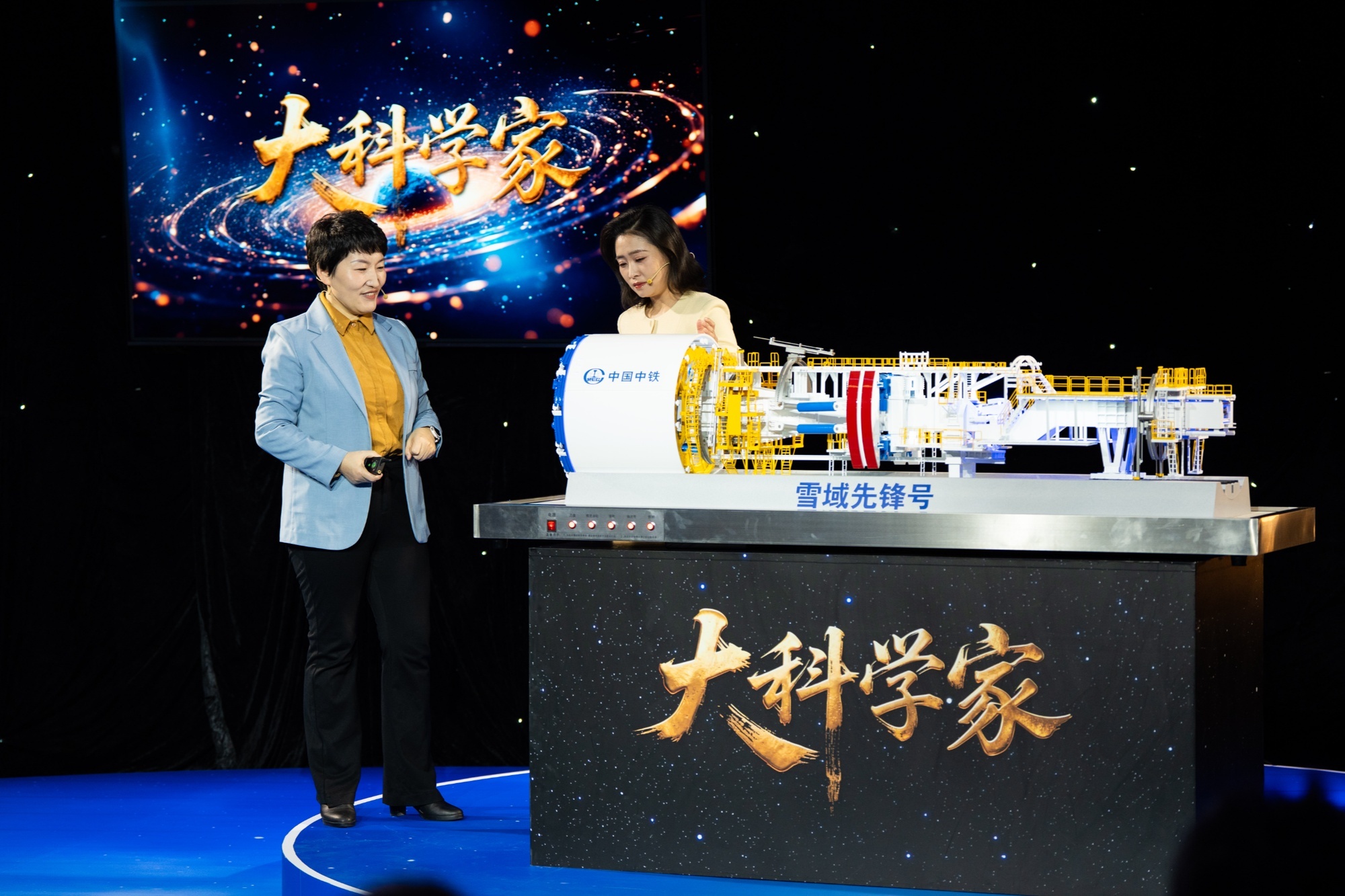 王杜娟向同学们分享科学故事（央广网记者 王综鹤 摄）