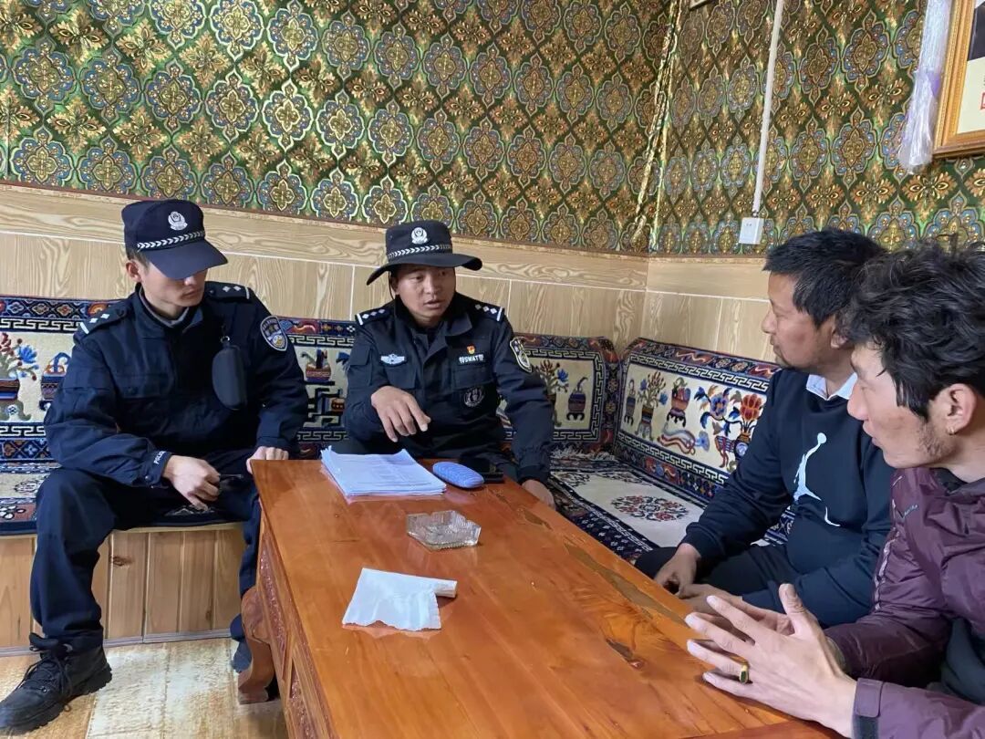 图|2021年3月,额旺格拉给若尔盖县麦溪乡部分村组干部开展法治宣传。