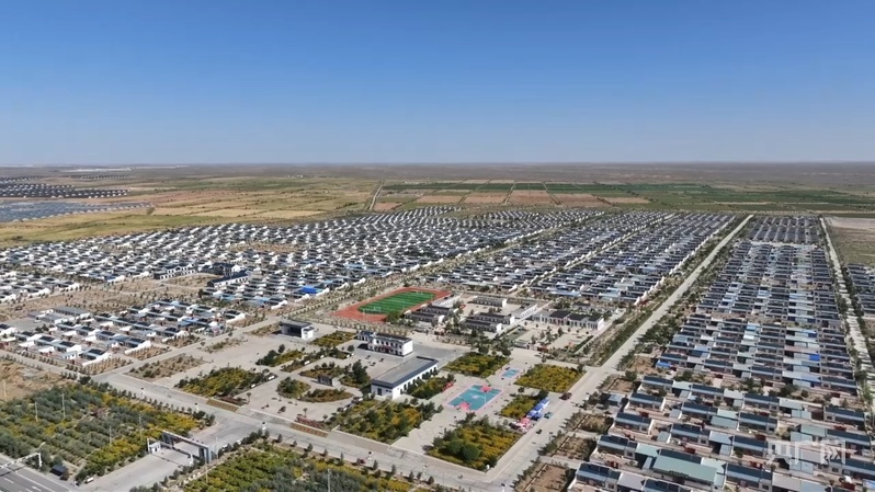 富民新村移民新居整齐排列(央广网记者 寇刚 摄)