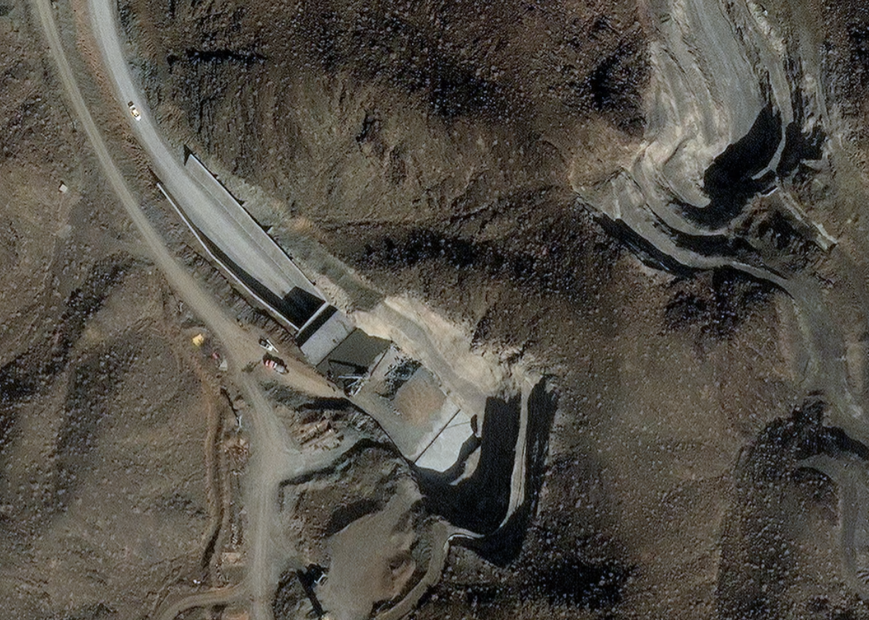 ▲卫星图像显示,近期伊朗一直在加固纳坦兹核设施的两个入口