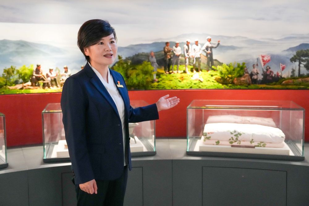 近日,陈艳在中国共产党湖南历史展览馆讲解“半条被子”的故事。新华社记者 薛宇舸 摄