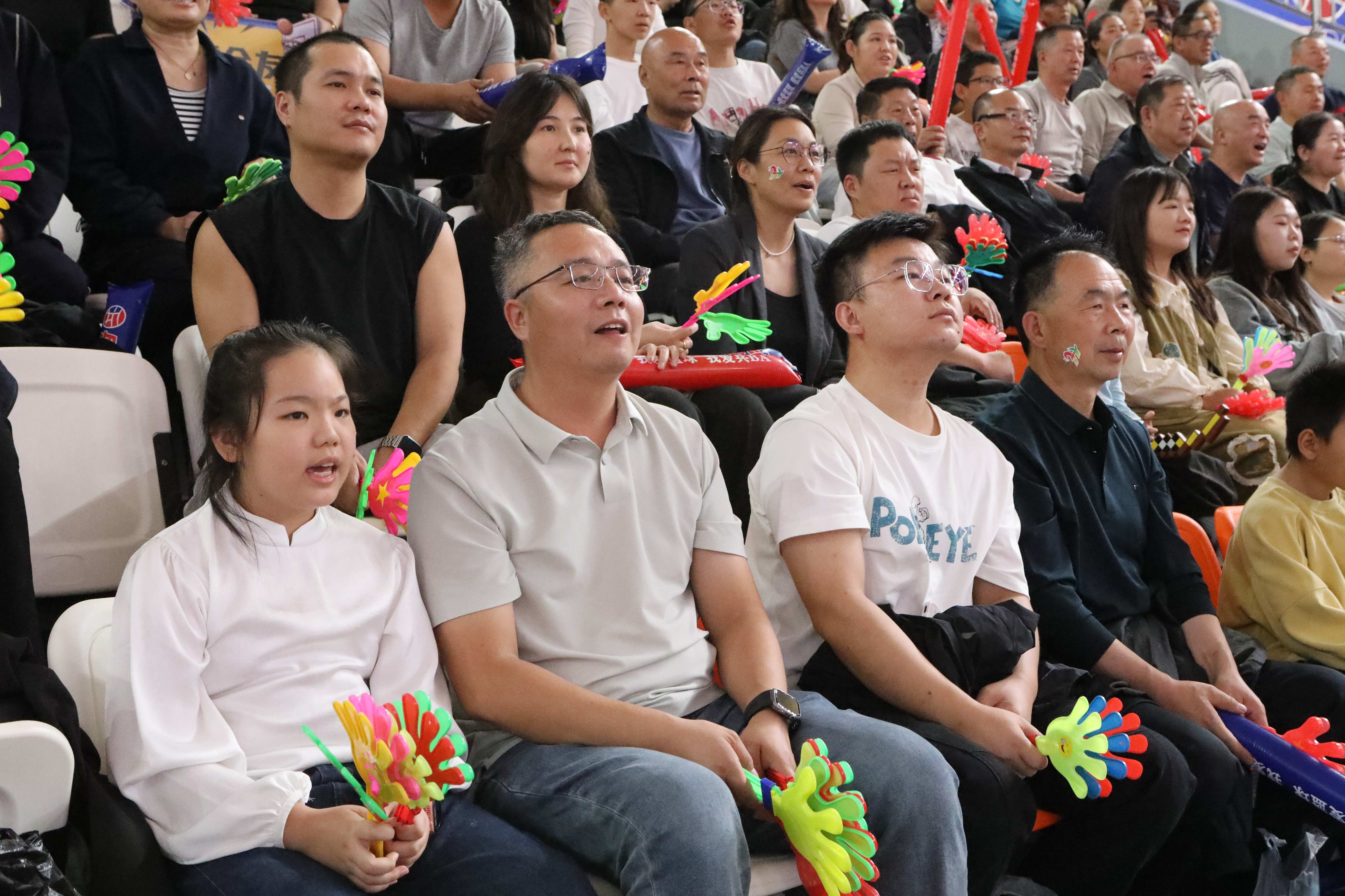 观众凝神观赛为赛事加油助威。胡杨网记者 李雨浪 摄.jpg