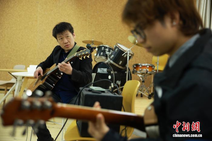 2026年4月，浙江嘉兴，陈彦宏(左边)与学生一同排练。孙杨洋 摄