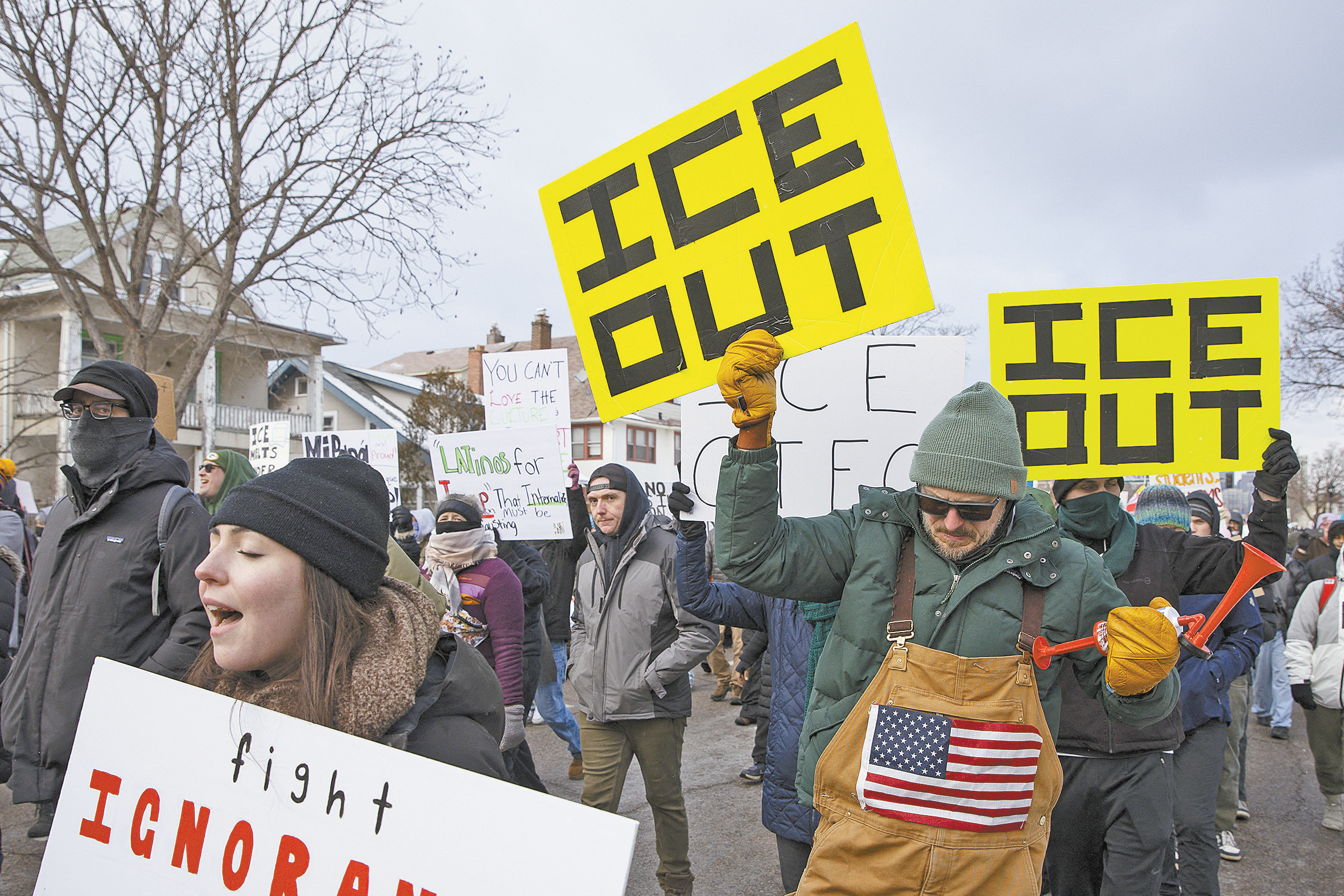10日，美国明尼苏达州明尼阿波利斯市，上万人参加抗议移民与海关执法局（ICE）暴力执法的示威活动。（IC photo）
