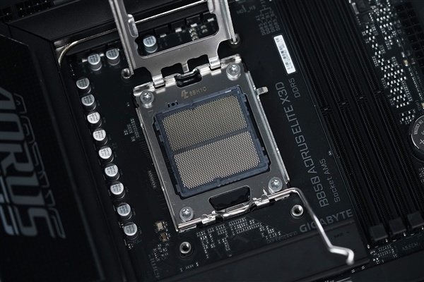 16+2+2相供电 配4路M.2!技嘉B850 AORUS ELITE X3D图赏