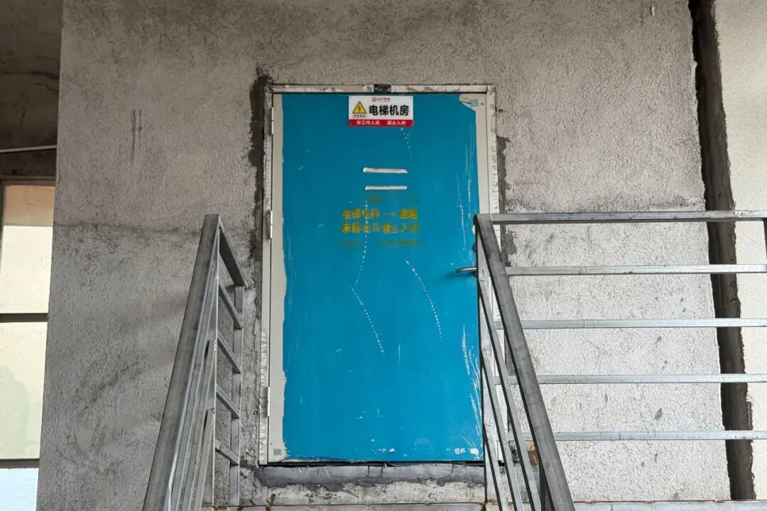 　　顶楼电梯机房