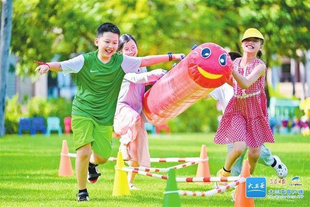 孩子们在酒店游乐场玩耍。
