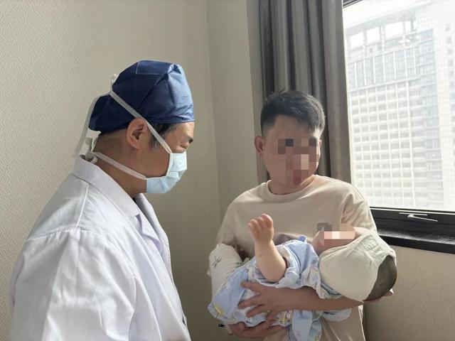 程华茂来到病房巡逻患儿童童的情况。记者江梦晴 摄