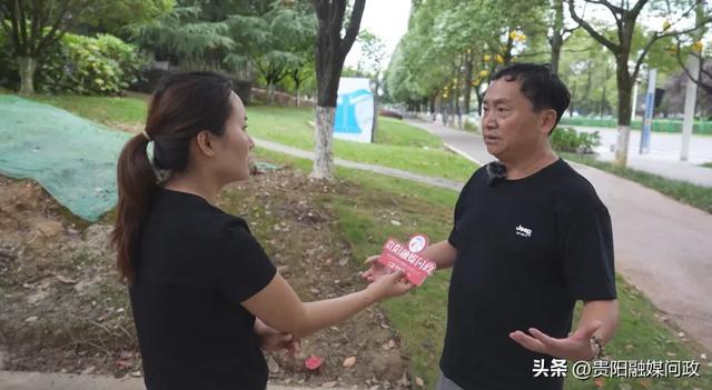 贵阳市综合行政执法局环卫处三级主任科员李勇(右)向融媒问政记者介绍公厕改造情况
