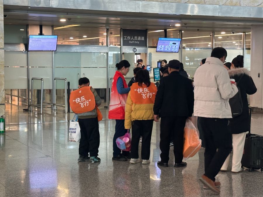 （杭州萧山国际机场出行的小学生 ，本报记者 柳宁馨/摄）