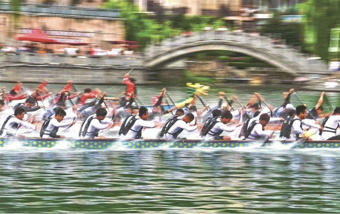 2025年7月22日，2025年民体杯全国龙舟比赛在贵州省黔东南苗族侗族自治州镇远古城开幕。来自全国各地的10支龙舟队伍同场竞技。图为参赛代表队在比赛中。新华社记者杨文斌摄