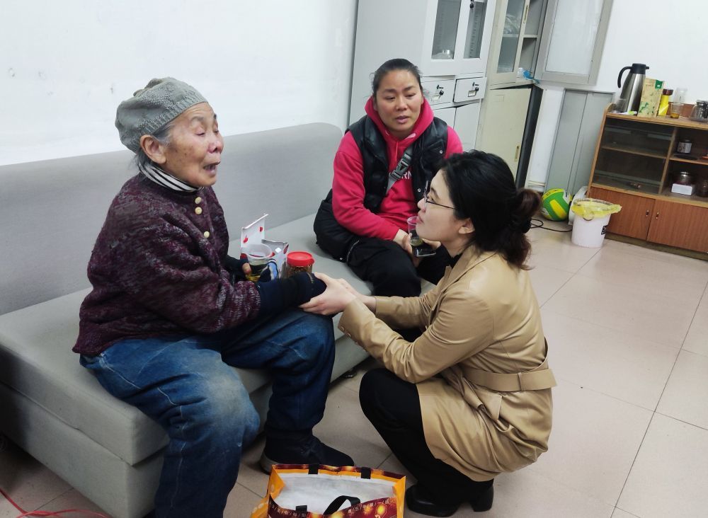 2023年3月,白鹿洞街道两名社区居民登门感谢陈娟娟(右一)为其调解矛盾、追回欠款。(受访者供图)