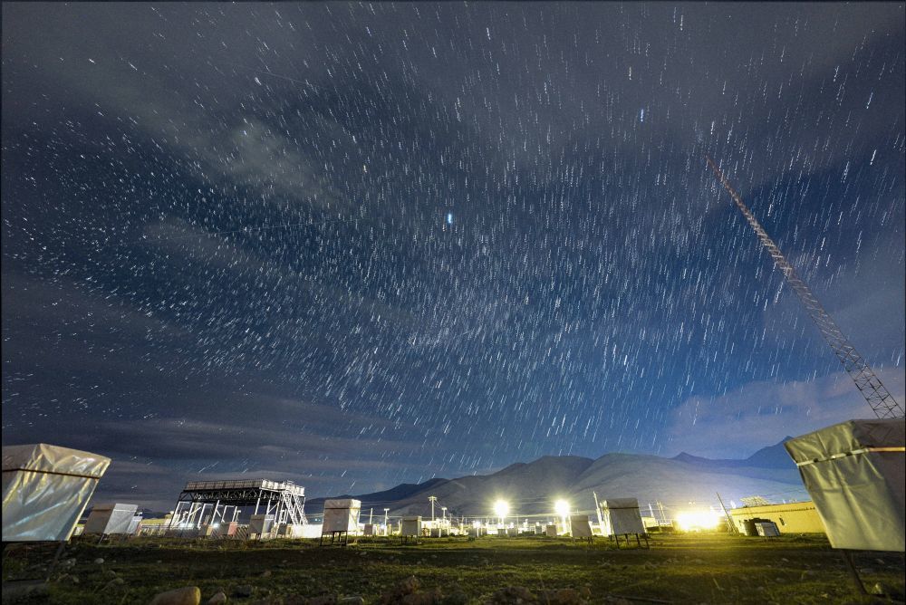 6月20日，羊八井国际宇宙射线观测站上空的星空（堆栈照片）。新华社记者 晋美多吉 摄