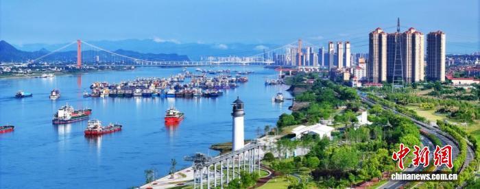 长江湖北宜昌段水清岸绿,千帆竞发。(资料图)周星亮 摄