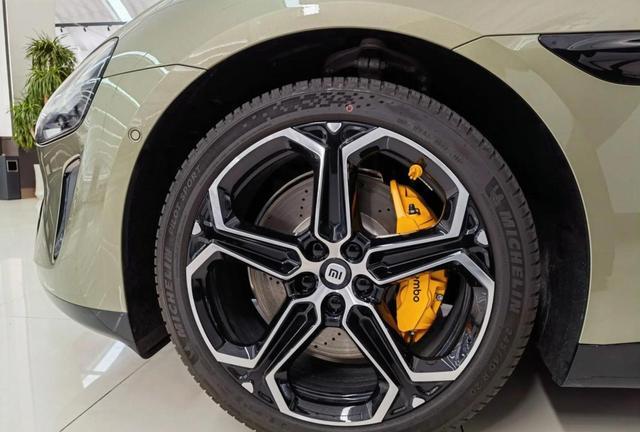 小米SU7车型定位为何尴尬，小米简单抄手机堆配置思路，忽略高端小众本质，我认为不可取-有驾