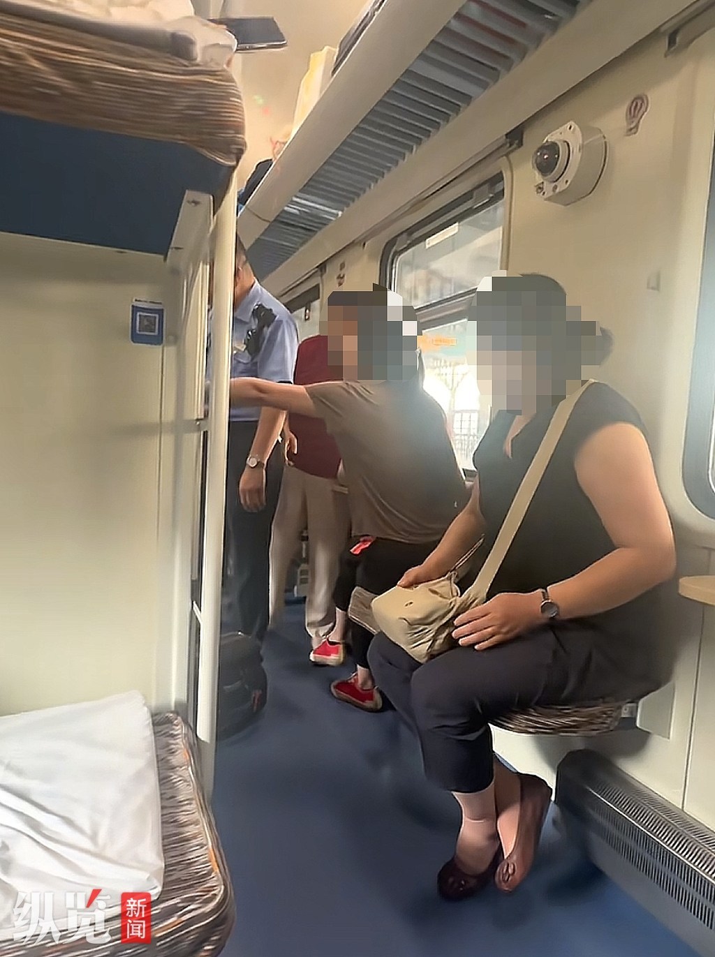 旅客因卧铺下方空间使用权发生争吵。（来源/视频截图）
