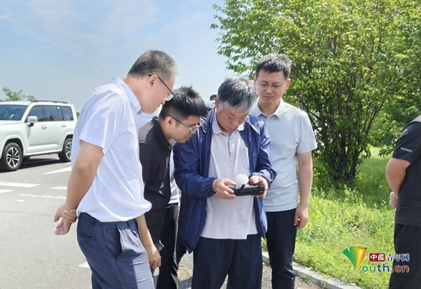 水利部工作组使用无人机了解镜泊湖溢流通道水势情况。水利部供图