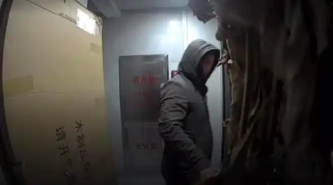 刘某强放置爆炸物画面被门口监控记录。图片来源/受访者