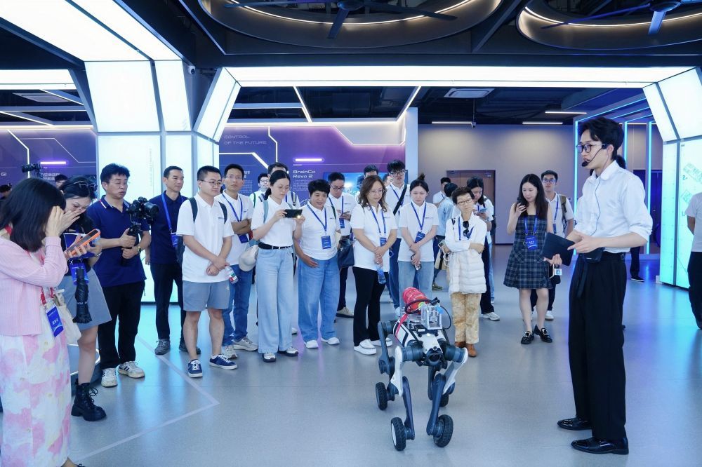 7月3日,参加“同心聚力 科创未来”2026港澳青年浙江行活动的港澳青年参观杭州人工智能小镇。新华社发