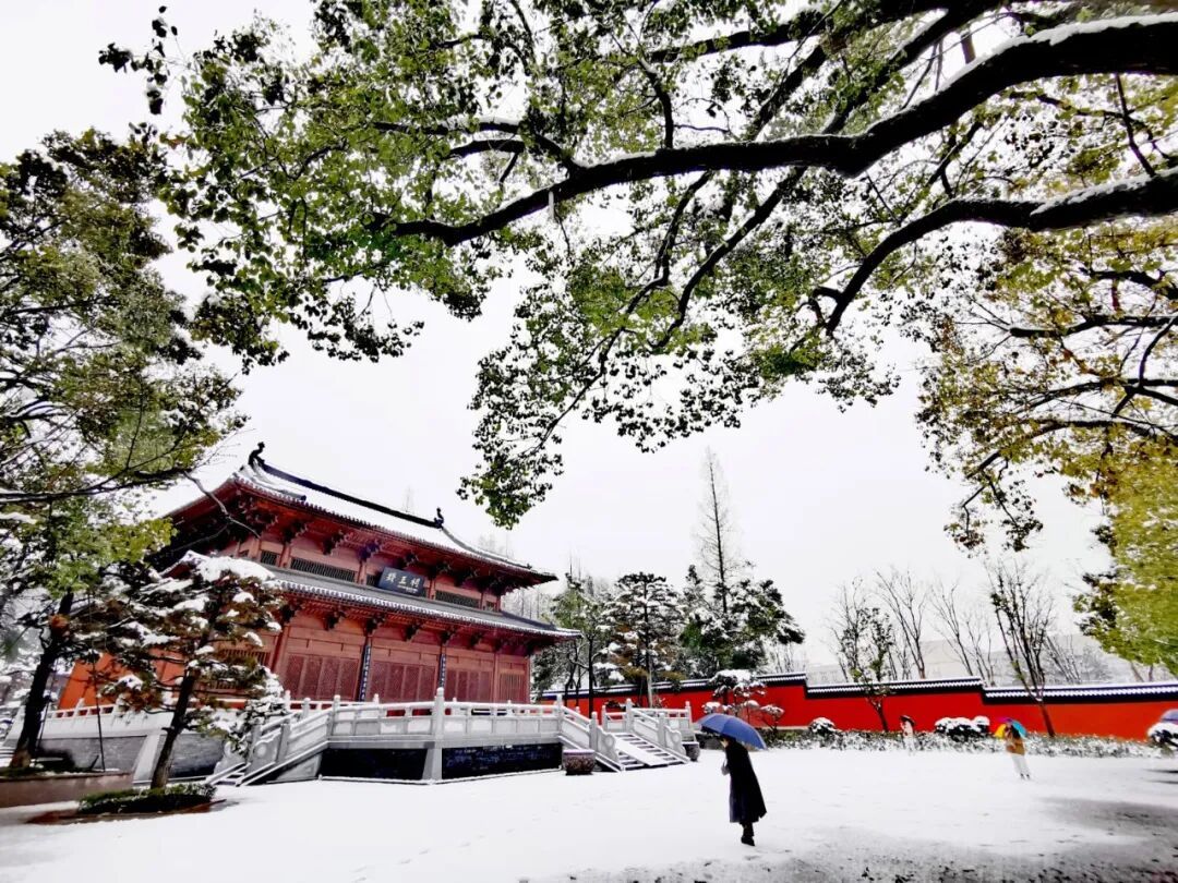 杭州西湖边的钱王祠,是为纪念包括钱俶在内的吴越国“三世五王”而建立的祠宇。