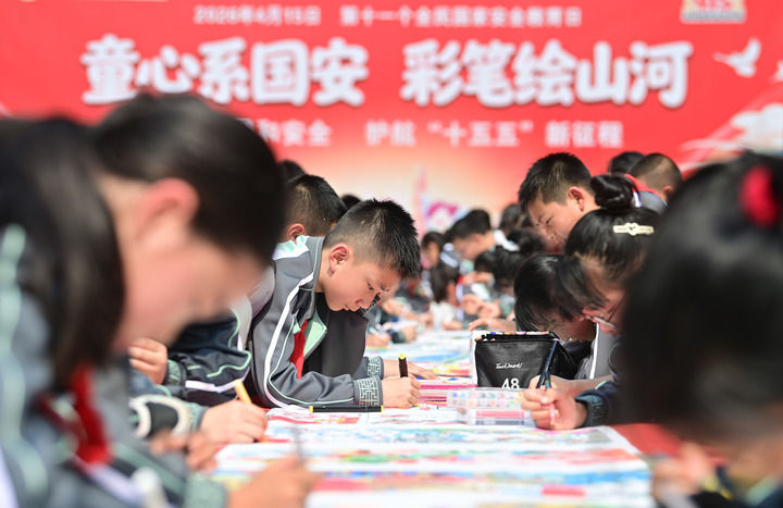 2026年4月10日，在江西省赣州市白云小学，学生们在创作国家安全教育主题绘画。新华社发（胡江涛 摄）