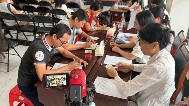 申请人在现场签署认购书。