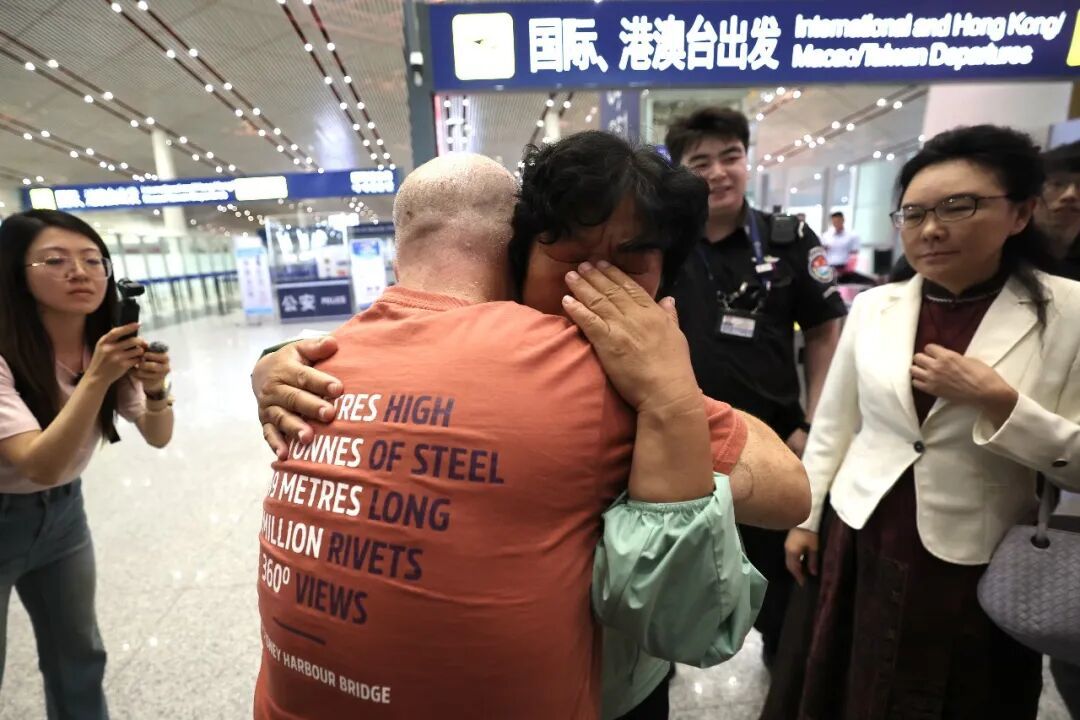 9月1日,美国友人“赛考斯”结束中国之行启程返回美国。中国“治沙劳模”殷玉珍到机场送行。 中新社记者 富田 摄