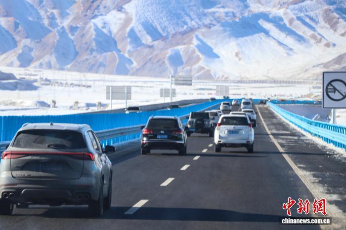 春节期间，乌尉高速上车辆川流不息。苟继鹏 摄