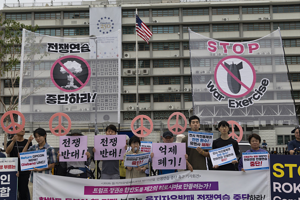 8月17日,韩国民众聚集在美国驻韩国大使馆外高呼口号,举行反对美韩联合军事演习的集会。 视觉中国