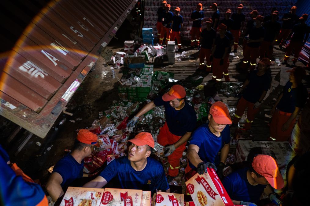 在湖北省黄冈市受灾物流园区，湖北消防救援机动总队消防员在转运物资。新华社记者 伍志尊 摄
