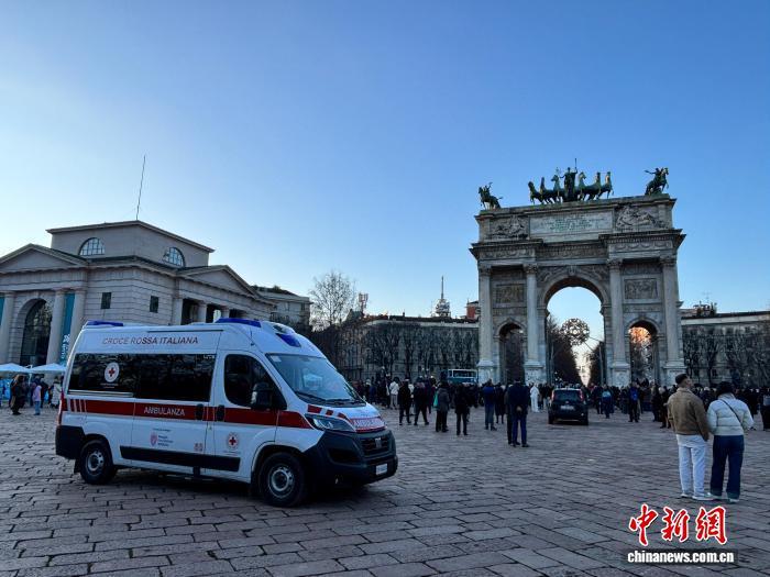 近日，意大利米兰，由旅意华侨华人发起的美琪基金会捐赠的救护车在城市地标和平门前待命。 中新社记者 单璐 摄