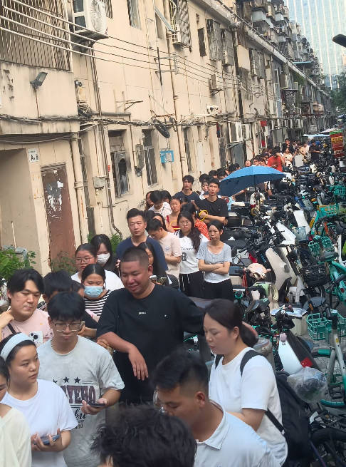 排队购花 网络视频截图.jpg