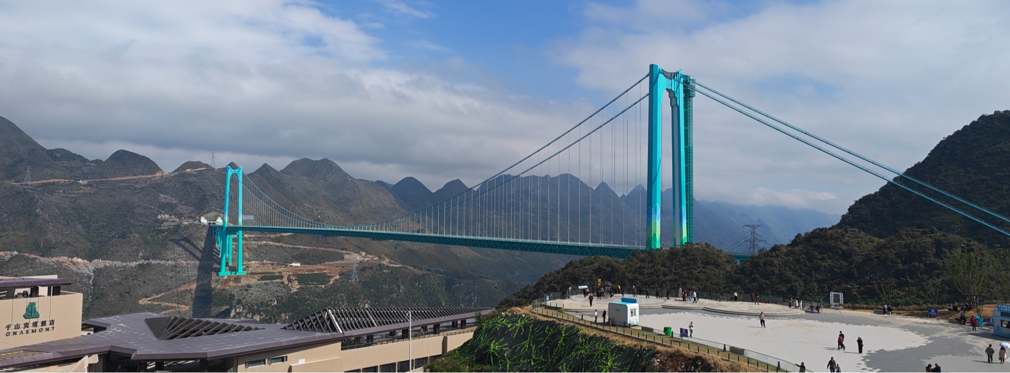昔日天堑变通途，花江峡谷大桥修建对比图（央广网发 上图贞丰县融媒体中心供图 下图央广网记者栾小琳 摄）