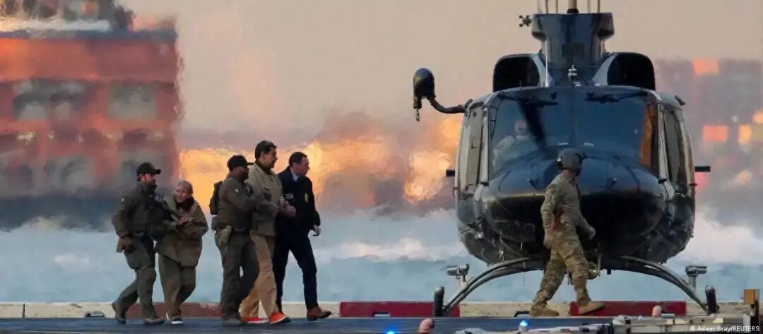 ◆马杜罗夫妇在美国缉毒局执法人员的押送下,前往曼哈顿联邦法院受审。