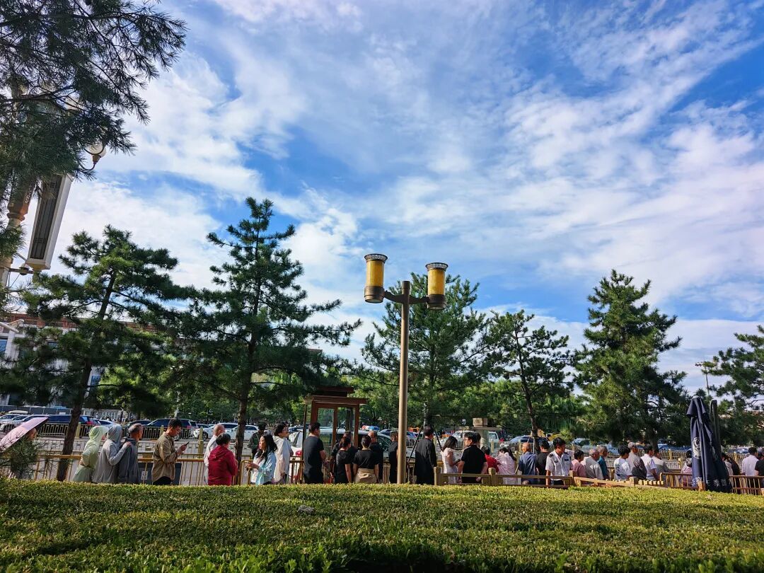 9月9日早晨,人们排队前往天安门广场,瞻仰毛主席纪念堂。驻京记者柯丽芬 摄