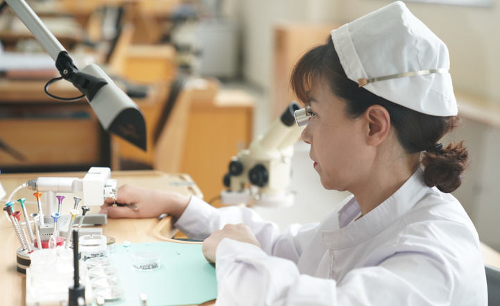 2024年6月18日，工作人员在辽宁丹东孔雀表业（集团）有限公司的大师装配室内作业。新华社记者 樊雨晴 摄