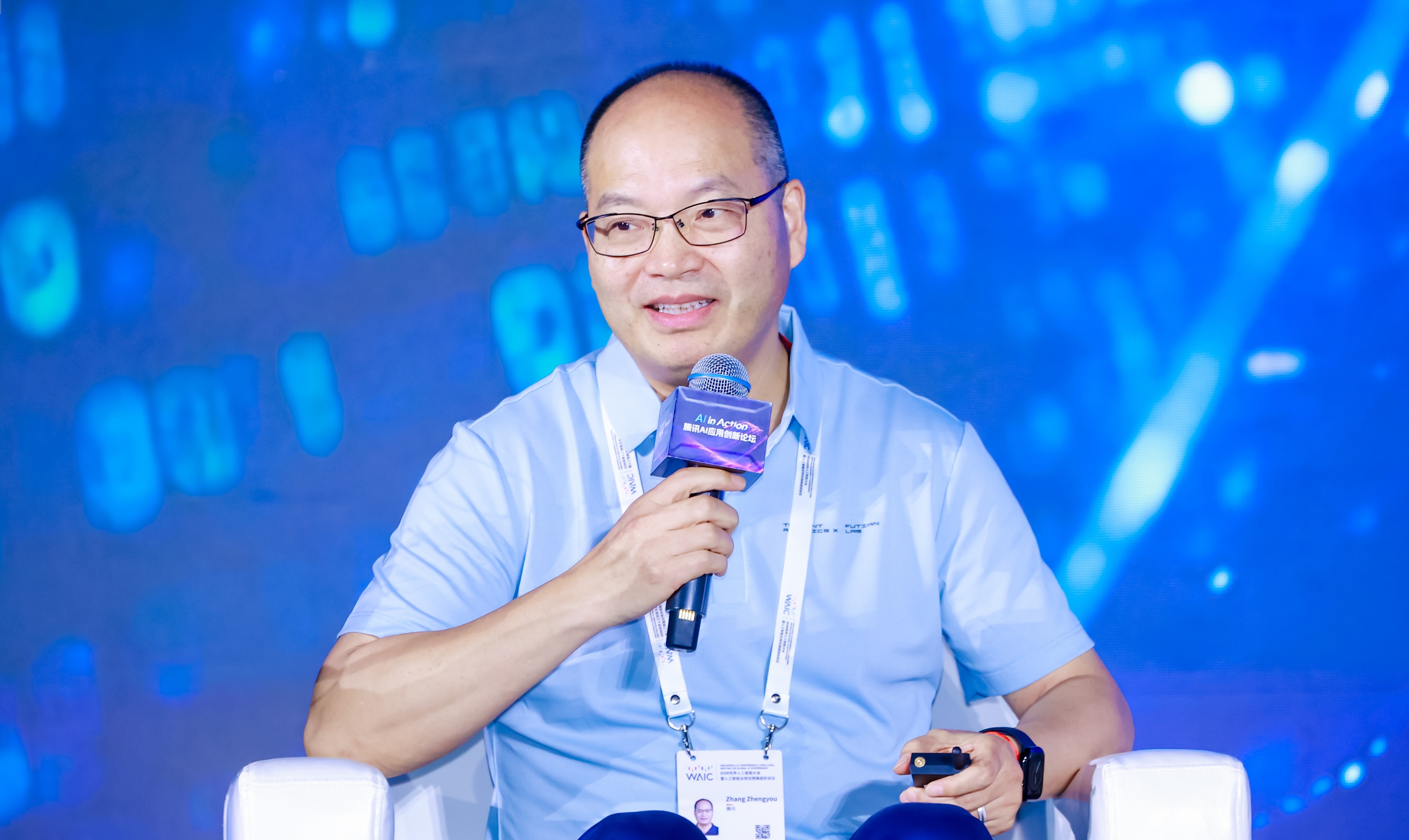 腾讯首席科学家兼Robotics X实验室主任张正友在AI应用创新论坛演讲,将大模型比作需要身体的缸中之脑。