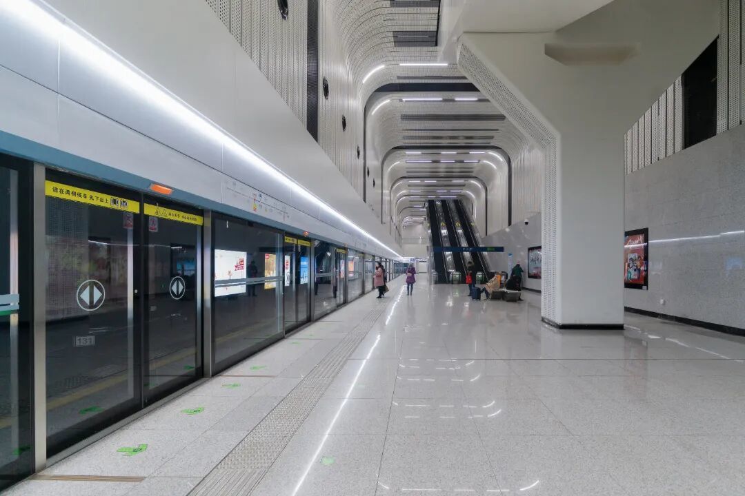 摄图网_501190877_地铁站候车的人群_(企业商用).jpg