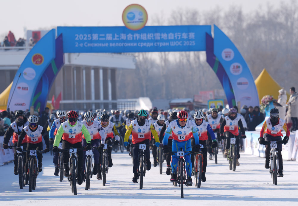 2025年1月11日，选手在哈尔滨太阳岛风景区参加2025第二届上海合作组织雪地自行车赛。