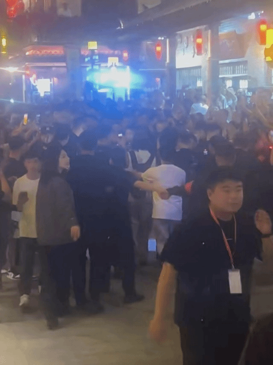 63岁李连杰现身太极大会！影迷层层包围 水泄不通