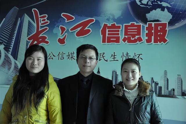 资料照片∶备受韩章关爱与帮扶的邹春香、雷凤英时常到报社看望恩人(王 志 摄)