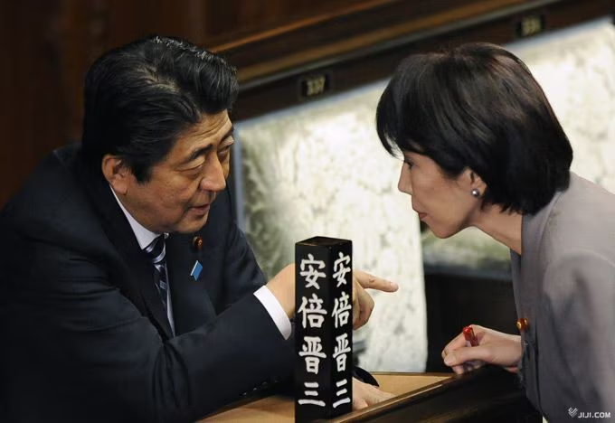 高市在安保政策和保守理念上与前首相安倍晋三高度契合,被视为“安倍路线”的继承者。(图源:日本时事通讯社)