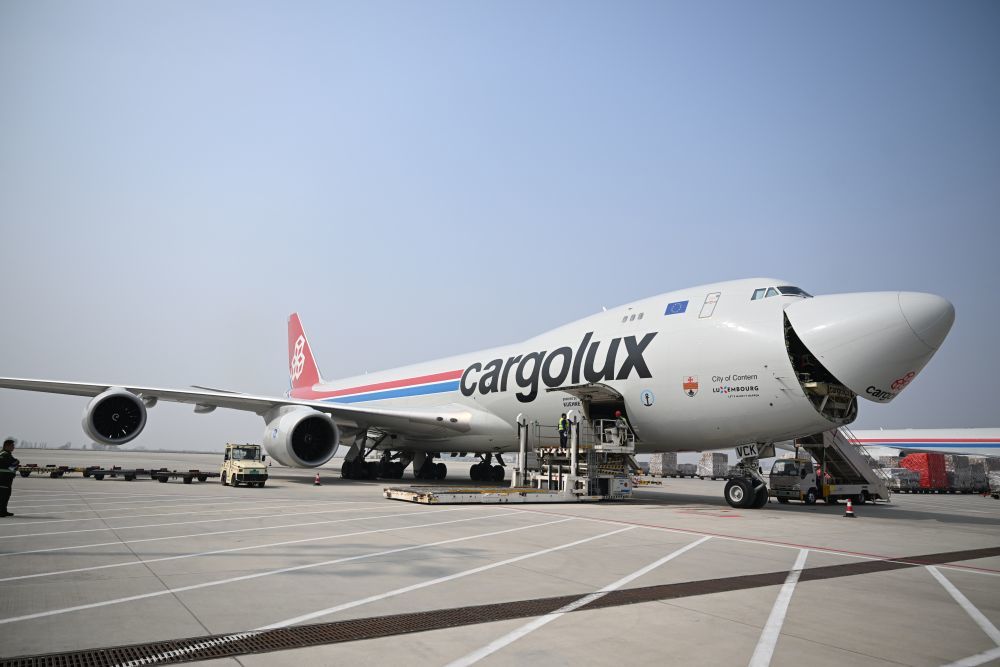 2026年3月31日，在郑州新郑国际机场，一架卢森堡货航货机卸货完毕。新华社记者李嘉南 摄