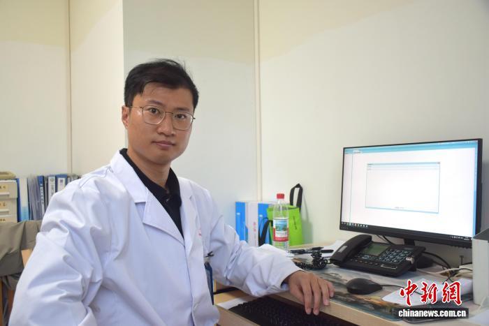 4月27日，甘家骅在武汉接受采访，讲述其打拼之路。　中新社记者 马芙蓉 摄