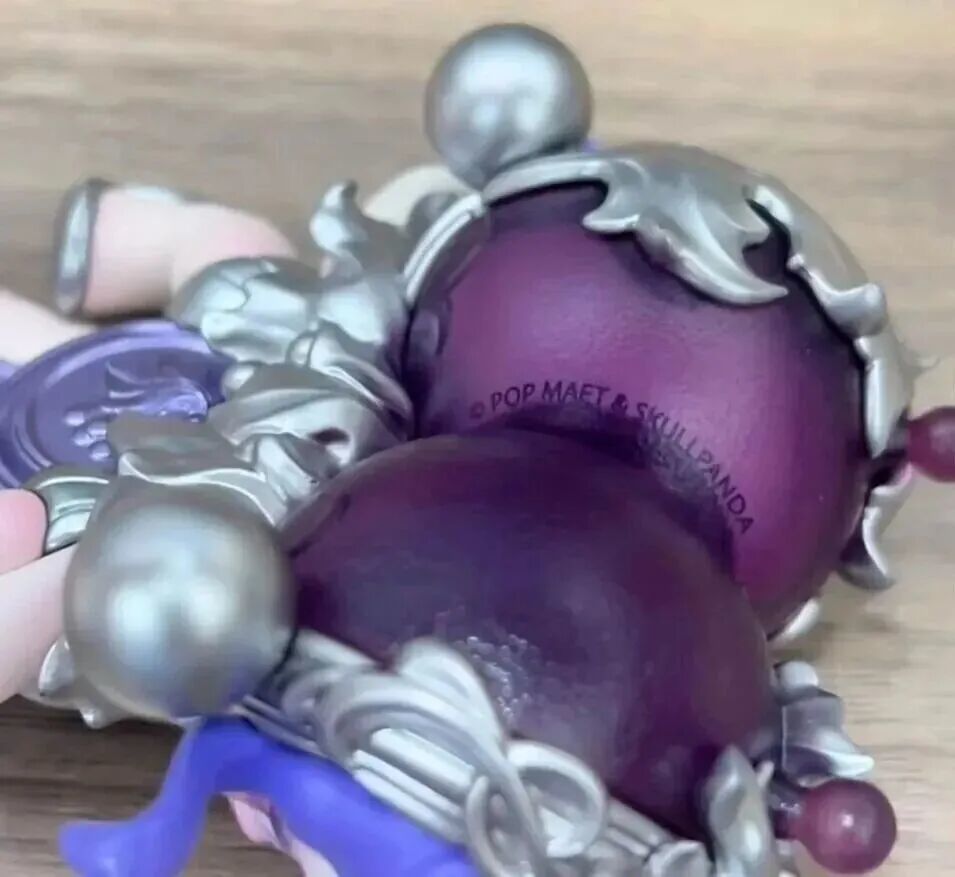 SKULLPANDA餐桌系列盲盒,存在明显的品控瑕疵:品牌Logo被印成“POP MAET”